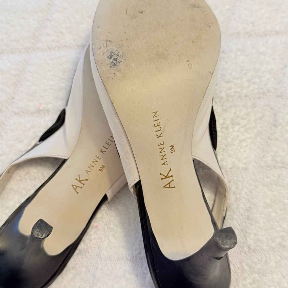 Anne Klein slingback heels. Open-toe style black patent Trim& cream Body Size 9 - Picture 3 of 6